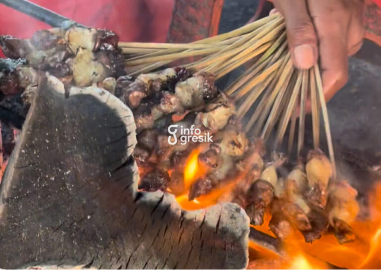 Sate Laler Pojok Lowayu: Kuliner Olahan Daging Kambing Khas Tujuh Generasi di Sudut Dukun Gresik Sate kambing Pojok Lowayu saat dibakar. (Foto: Khanif Rosidin/Infogresik)