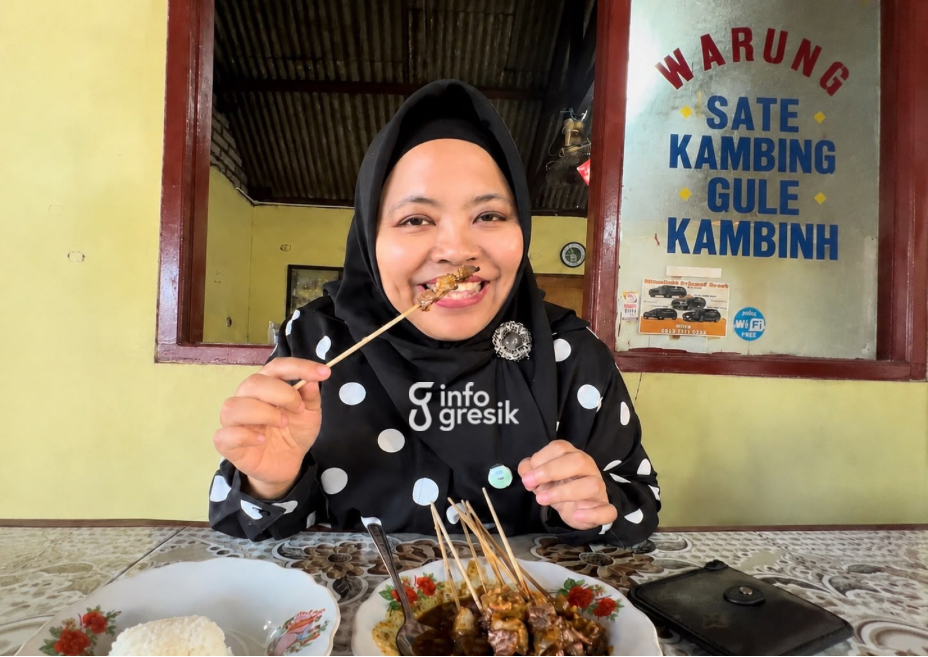 Anggota DPRD Gresik, Ricke Mayumi, saat menikmati Sate Pojok Lowayu. (Foto: Khanif Rosidin/Infogresik)