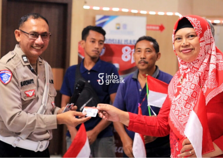 Warga saat menerima SIM gratis dari petugas Satlantas Polres Gresik. (Foto: Ist/Infogresik)