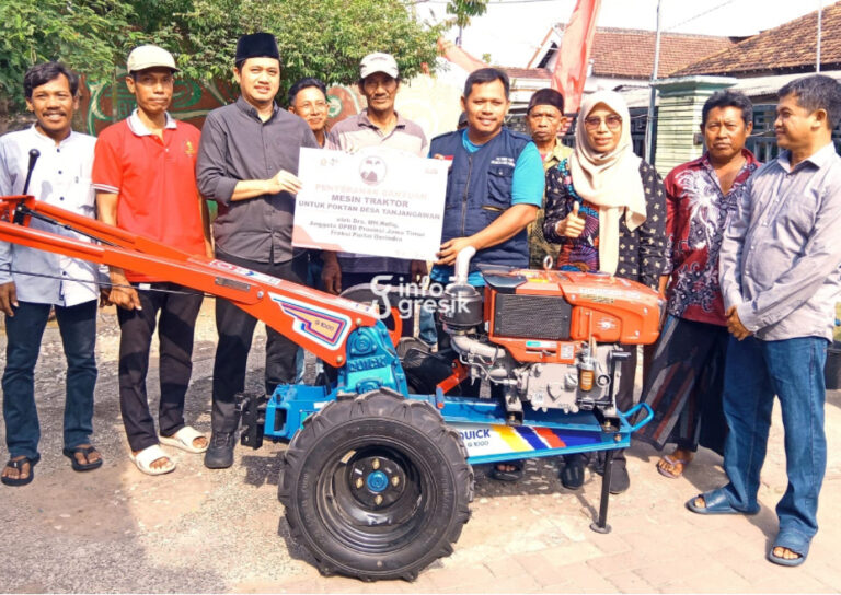 Anggota DPRD Gresik Muhammad Kurdi saat menyerahkan bantuan traktor kepada Ketua Kelompok Tani, Ahmad Mahdi didampingi Kades Tanjangawan Anang Ma’ruf. (Foto: Ist/Infogresik)
