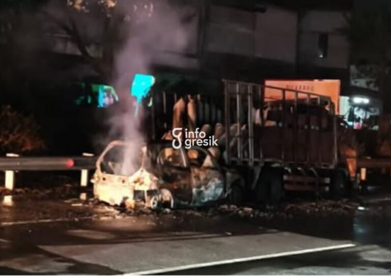 Kondisi mobil Honda Brio dan truk pengangkut gas alam yang mengalami kecelakaan di Tol Sumo, Gresik. (Foto: Ist/Infogresik)