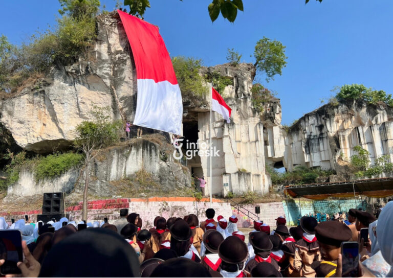 Suasana pengibaran Bendera Merah Putih raksasa di Desa Sekapuk, Kecamatan Ujungpangkah, Gresik. (Foto: Khanif Rosidin/Infogresik)