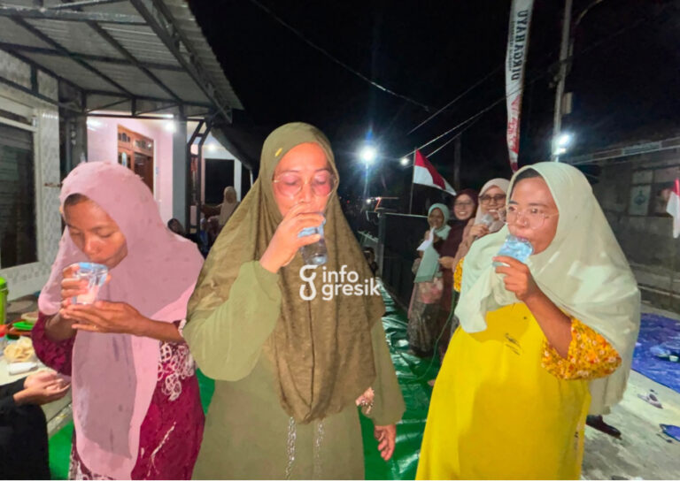 Serunya Lomba Minum Air Gelas di Desa Ngawen Sidayu: Bikin Peserta Kenyang Air, Warga Tertawa Lemas Para peserta lomba minum air mineral di Dusun Asemmanis, Desa Ngawen, Kecamatan Sidayu, saat menghabiskan air mineral kemasan gelas. (Foto: Khanif Rosidin/Infogresik)