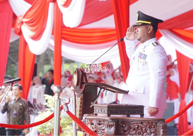 Rayakan HUT ke-81 RI, Pemkab Gresik Berikan Diskon PBB-P2 20 Persen hingga BPHTB 50 Persen Bupati Gresik Fandi Akhmad Yani saat mengikuti upacara HUT ke-81 Kemerdekaan RI di Halaman Pemkab Gresik. (Foto: Ist/Infogresik)