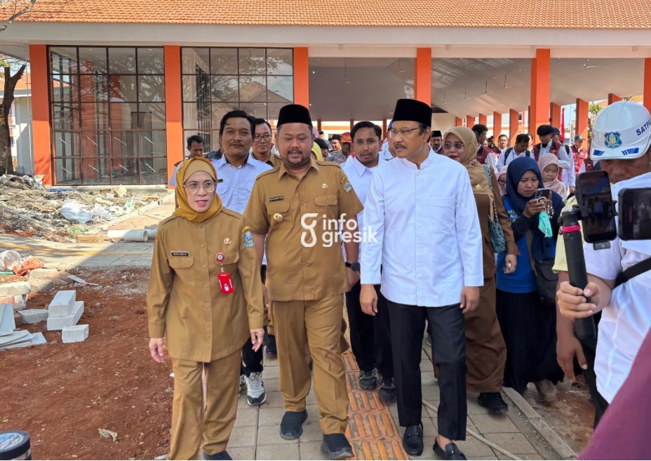 Mensos Gus Ipul didampingi Bupati Gresik, Fandi Akhmad Yani saat meninjau gedung dan fasilitas di SRT Gresik. (Foto: Khanif Rosidin/Infogresik)