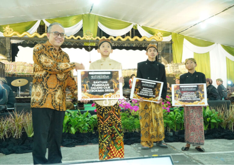 Lewat Pagelaran Wayang Kulit HUT ke-54, Petrokimia Gresik Dorong Regenerasi Dalang Muda dan Cilik Perwakilan Petrokimia Gresik saat menyerahkan uang pembinaan kepada tiga dalang cilik sebagai bentuk dukungan terhadap regenerasi pelestari seni wayang di Kabupaten Gresik. (Foto: Ist/Infogresik)