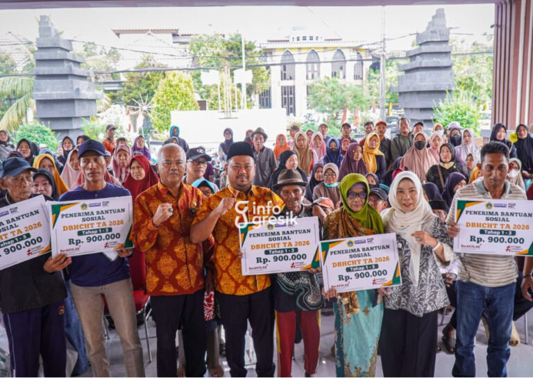 Bupati Gresik Salurkan BLT Rp900 Ribu untuk 263 KPM dan Bantuan Pangan bagi 9.932 Warga di Dukun Suasana penyerahan bantuan BLT DBHCHT dan beras kepada warga di Kecamatan Dukun. (Foto: Ist/Infogresik)