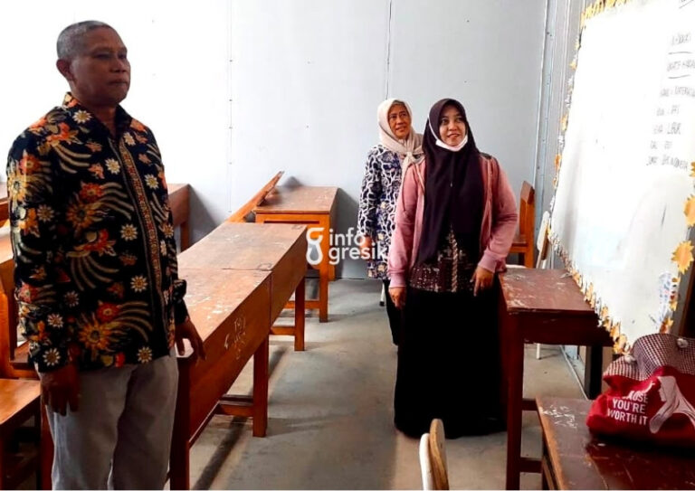 Tenaga pendidik UPT SDN 225 Gresik didampingi Kepala Desa Kepatihan, Dodik Soeprayogi, saat meninjau ruang kelas. (Foto: Ist/Infogresik)
