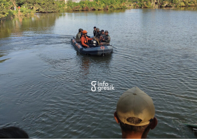 Petugas gabungan saat mencari pemancing yang tenggelam di tambak di Desa Putat Lor, Kecamatan Menganti. (Foto: Ist/Infogresik)