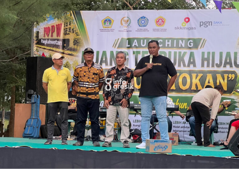 Kepala Desa Pangkahwetan Syaifullah Mahdi bersama perwakilan PGN Saka Subali, Sekcam Ujungpangkah Mudlofar, dan perwakilan BPD Pangkahwetan saat meresmikan RTH D’Krobyokan. (Foto: Khanif Rosidin/Infogresik)