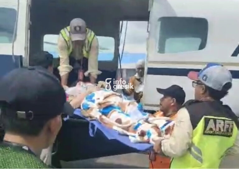 Imbas Gelombang Tinggi, Warga Bawean Rela Sewa Pesawat Seharga Rp110 Juta Demi Bisa Membawa Sang Ibu Berobat Pasien asal Pulau Bawean saat dinaikkan ke pesawat charter untuk dirujuk ke Surabaya. (Foto: Ist/Infogresik)
