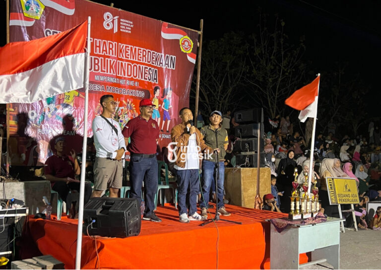 Dukung Potensi Desa, Pemdes Morobakung Hadirkan Karnaval Budaya dan Ogoh-ogoh Camat Manyar Hendriawan Susilo saat memberikan sambutan, didampingi Kepala Desa Morobakung Muhammad Askur Farid, Ketua BPD Muhammad Zainudin, dan panitia. (Foto: Khanif Rosidin/Infogresik)
