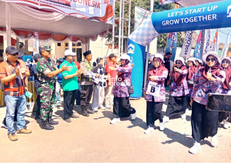 Pelepasan peserta gerak jalan Kecamatan Sidayu. (Foto: Ist/Infogresik)