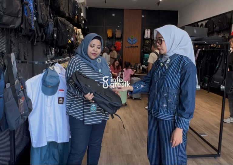 Anggota DPRD Gresik, Ricke Mayumi, saat melihat produk tas Samara Group didampingi HRD Syaviera. (Foto: Khanif Rosidin/Infogresik)