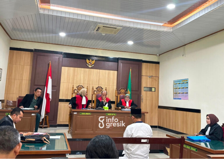 Suasana persidangan kasus penipuan dan pemalsuan SK ASN Pemkab Gresik di PN Gresik. (Foto: Ist/Infogresik)