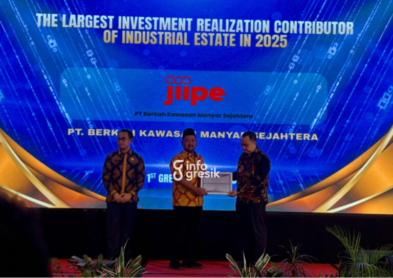 Penyumbang Investasi Terbesar 2025, BKMS Buktikan Keunggulan JIIPE Lewat Dua Penghargaan dalam Sehari Perwakilan JIIPE menerima penghargaan dari Bupati Gresik Fandi Akhmad Yani pada ajang The 1st Gresik Business Forum. (Foto: Khanif Rosidin/Infogresik)