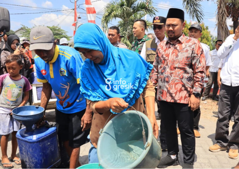 Warga Desa Tenggor, Kecamatan Balongpanggang, menerima bantuan air bersih dari Pemkab Gresik yang disaksikan Bupati Gresik Fandi Akhmad Yani. (Foto: Ist/Infogresik)