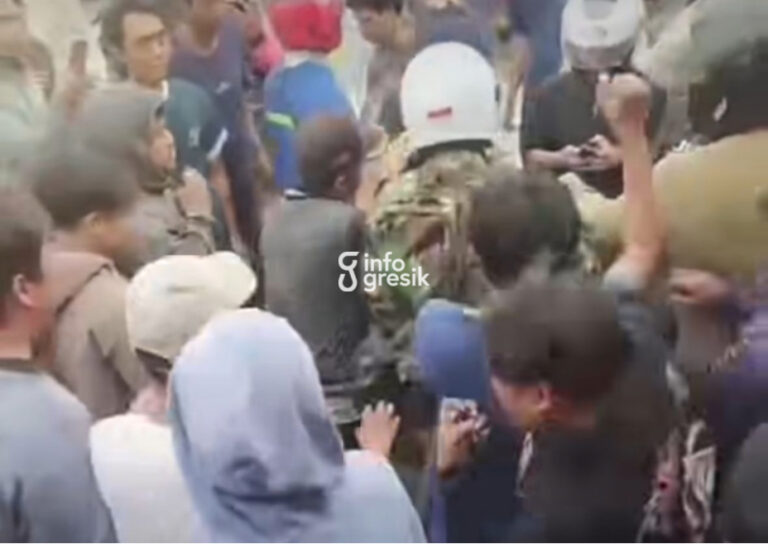 Diduga Gelapkan Sepeda Motor di Sidoarjo, Pria Asal Nganjuk Dihakimi Massa di Pasar Petiken Gresik Terduga pelaku penggelapan sepeda motor saat diamankan warga setelah menjadi sasaran amuk massa di Pasar Desa Petiken, Kecamatan Driyorejo, Gresik. (Foto: Ist/Infogresik)