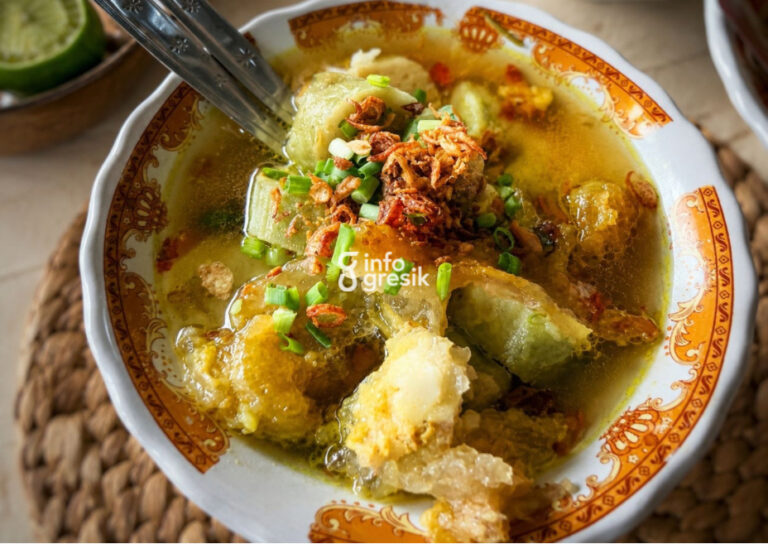 Lontong Soto Kikil Pakeh yang menggugah selera. (Foto: Khanif Rosidin/Infogresik)
