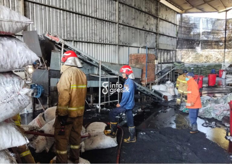 Kebakaran Melanda Gudang Arang PT EPL Supply Chain Manyar Gresik, Api Berhasil Dipadamkan dalam 1 Jam Petugas Damkarla Gresik melakukan pembasahan di gudang PT EPL Supply Chain usai kebakaran. (Foto: Ist/Infogresik)