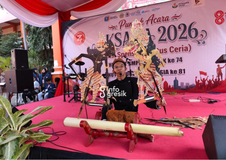 Siswa SMPN 1 Gresik, Avito Bintang Pratama saat tampil memainkan wayang. (Foto: Ist/Infogresik)