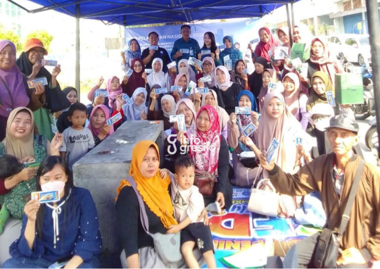 BPJS Ketenagakerjaan dan KPUG Gairahkan UMKM Gresik Lewat Borong Produk di Hari Pelanggan Nasional Puluhan pelaku UMKM CFD PPS menunjukkan kartu kepesertaan BPJS Ketenagakerjaan. (Foto: Ist/Infogresik)