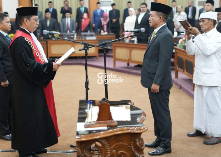 Resmi Dilantik, Wongso Negoro Isi Posisi Wakil Ketua DPRD Gresik Sisa Masa Jabatan 2024–2029 Wongso Negoro saat mengucapkan sumpah jabatan sebagai Wakil Ketua DPRD Gresik. (Foto: Ist/Infogresik)