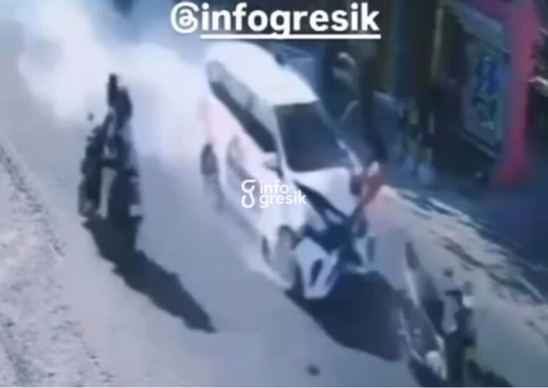 Tangkapan layar CCTV saat mobil menyeruduk sepeda motor di Jalan Raya Sambogunung, Kecamatan Dukun, Gresik. (Foto: Ist/Infogresik)