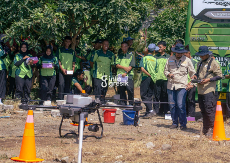 Lewat School Lab Farming, Petrokimia Gresik Kenalkan Pertanian Modern kepada Ratusan Siswa Siswa peserta School Lab Farming mempraktikkan pemanfaatan drone pertanian sebagai bagian dari pembelajaran pertanian presisi. (Foto: Ist/Infogresik)