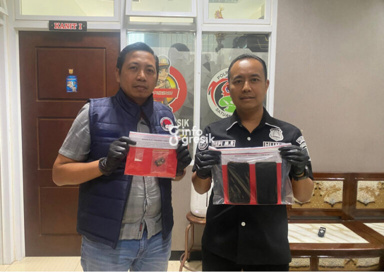 Kelabuhi Petugas, 2 Pria di Gresik Sembunyikan Sabu 0,286 Gram dalam Bungkus Permen Kasat Resnarkoba Polres Gresik AKP Ahmad Yani didampingi Kasi Humas Ipda Hepi Muslih Riza menunjukkan barang bukti hasil penangkapan. (Foto: Ist/Infogresik)