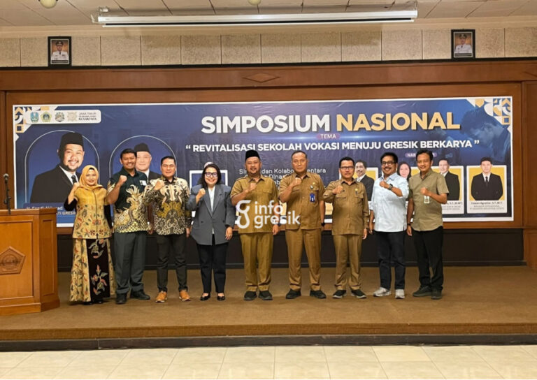 Bupati Gresik Fandi Akhmad Yani bersama Kepala Cabang Dinas Pendidikan Jatim Wilayah Gresik, Eko Agus Suwandi, jajaran Cabdin, dan para narasumber dalam Simposium Nasional “Revitalisasi Sekolah Vokasi Menuju Gresik Berkarya” di Ruang Mandhala Bhakti Praja. (Foto: Ist/Infogresik)