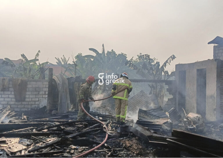Petugas Damkar Pos Menganti saat melakukan pembasahan di lokasi kebakaran. (Foto: Ist/Infogresik)