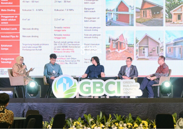 Komitmen Konstruksi Hijau, SIG Gelar Green Building Festival 2026 di 5 Kota Direktur Operasi SIG, Reni Wulandari (kiri), memaparkan keunggulan inovasi Bata Interlock Presisi SIG dalam sesi talkshow pada rangkaian opening ceremony Green Building Festival 2026 di Patrajasa Yudistira Grand Ballroom, Jakarta. (Foto: Ist/Infogresik)