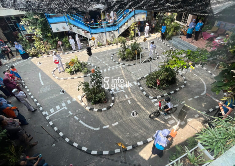 Lomba Sepeda Anak, Cara Seru Satlantas Polres Gresik Tanamkan Kesadaran Tertib Berlalu Lintas Para peserta lomba sepeda dalam rangkaian kegiatan di Yayasan Darul Islam Gresik. (Foto: Ist/Infogresik)