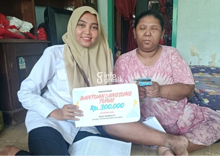 Pegawai Pemdes Sembayat saat menyalurkan BLT Dana Desa sebesar Rp300 ribu kepada warga lansia. (Foto: Ist/Infogresik)