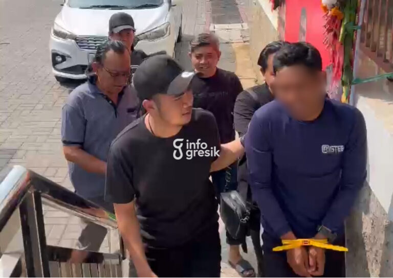 Pelaku eksibisionisme S (kanan) saat diamankan Tim Resmob Polres Gresik. (Foto: Ist/Infogresik)