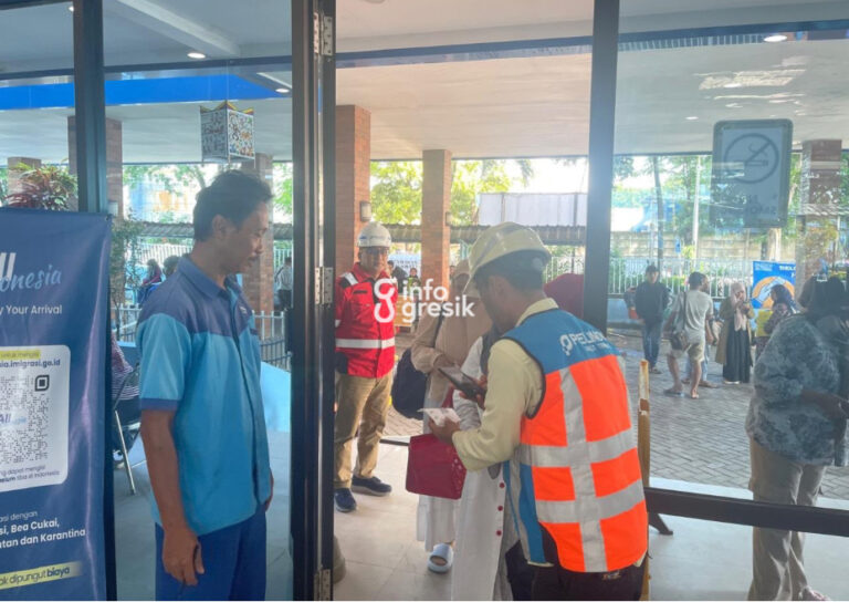 Perkuat Keselamatan dan Layanan, SPMT Integrasikan Sistem Tiket Penumpang Pelabuhan Gresik Branch Manager PT Pelindo Multi Terminal Branch Gresik, Sutopo, saat memantau pemeriksaan tiket di Pelabuhan Gresik. (Foto: Ist/InfoGresik)