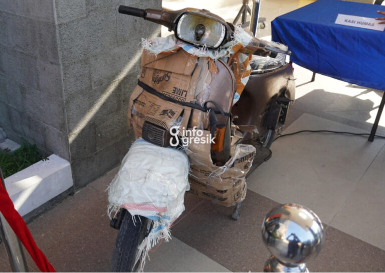 Sepeda motor Vespa yang dimodifikasi untuk menyimpan paket ganja. (Foto: Ist/Infogresik)