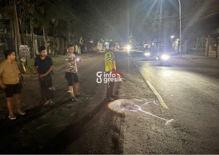 Petugas Satlantas Polres Gresik saat melakukan olah TKP kecelakaan di Jalan Raya Sembayat. (Foto: Ist/Infogresik)