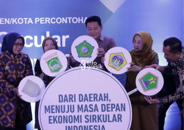 Perkuat Pengelolaan Sampah, Kabupaten Gresik Terpilih Jadi Percontohan Proyek InCircular Kepala DLH Gresik Sri Subaidah (dua dari kanan) saat menghadiri acara InCircular Jatim. (Foto: Ist/Infogresik)