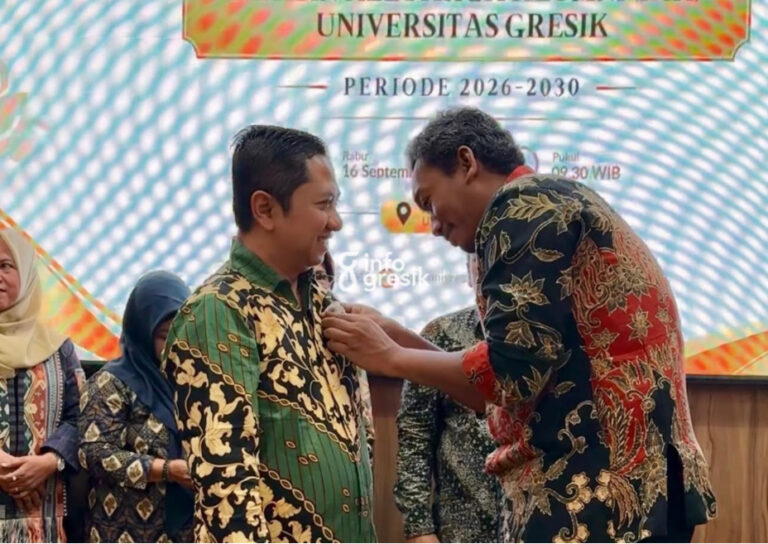 Imam Syaifudin Terpilih Jadi Ketua IKA UNIGRES 2026–2030, Usung Program Penguatan Database dan Jejaring Alumni Rektor UNIGRES, Rian Pramana Suwanda, saat menyematkan pin kepada Ketua IKA UNIGRES, Imam Syaifudin, di Aula Kampus UNIGRES. (Foto: Ist/Infogresik)