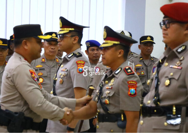 Tongkat Komando PJU Polres Gresik Berganti, Jabatan Wakapolres, Kasatreskrim, hingga Kasatlantas Resmi Diisi Pejabat Baru Kapolres Gresik AKBP Ramadhan Nasution saat mengucapkan selamat kepada personel dalam sertijab. (Foto: Ist/Infogresik)