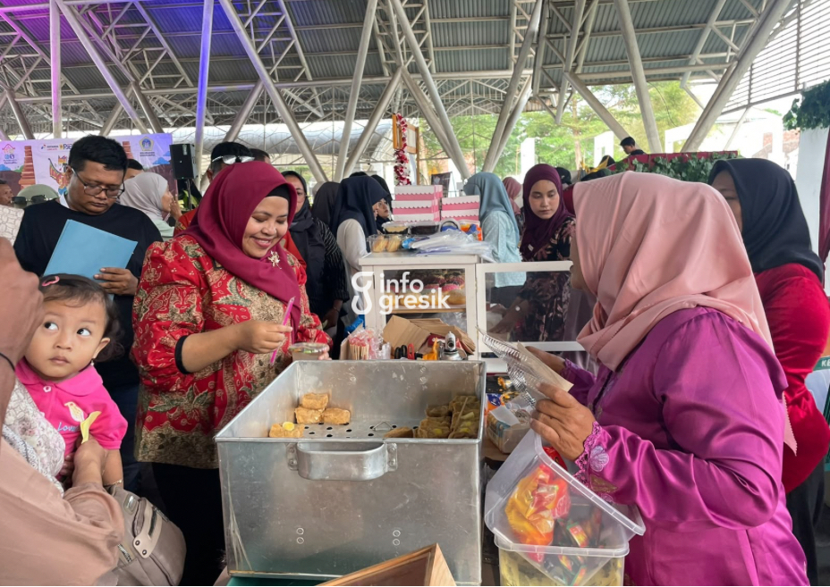 Anggota DPRD Gresik, Ricke Mayumi saat membeli produk UMKM Kelurahan Sidokumpul. (Foto: Khanif Rosidin/Infogresik)