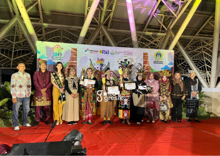 Para pemenang Fashion Show Adat Nusantara dalam rangkaian Pasar Budaya Sidokumpul ke-3. (Foto: Khanif Rosidin/Infogresik)