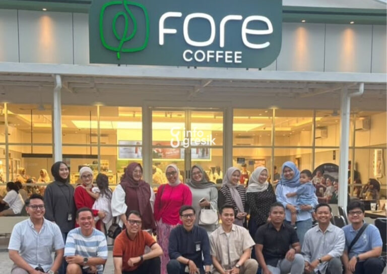 Tim Gressmall dan Infogresik serta sejumlah follower di Fore Coffe Gresik. (Foto: Ist/Infogresik)