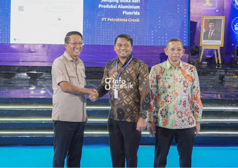 Terobos Efisiensi! Petrokimia Gresik Sukses Ciptakan Inovasi Pemanfaatan Silika hingga Raih Paten Menteri Hukum RI Supratman Andi Agtas saat menyerahkan sertifikat paten kepada Senior Vice President (SVP) Operasi III Petrokimia Gresik Bambang Ariwibowo dalam acara “What’s Up Campus Calls Out” (WCCO) di Airlangga Convention Center. (Foto: Ist/Infogresik)