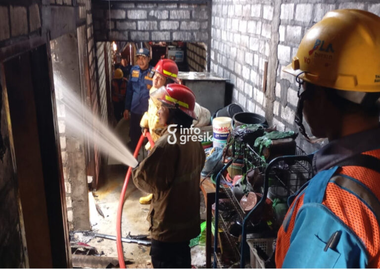 Diduga Dipicu Obat Nyamuk Bakar, Rumah Warga Sungonlegowo Bungah Hangus Terbakar Petugas Damkarla Pos Dukun saat memadamkan api di rumah warga di Desa Sungonlegowo, Kecamatan Bungah. (Foto: Ist/Infogresik)