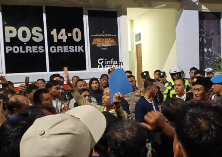 Ratusan Warga Tenggor Geruduk Mapolres Gresik, Tuntut Keadilan Dugaan Salah Tangkap Dua Pelajar Warga Desa Tenggor, Kecamatan Balongpanggang, saat mendatangi Mapolres Gresik pada Rabu (2/9/2026) malam. (Foto: Ist/INFOGRESIK)