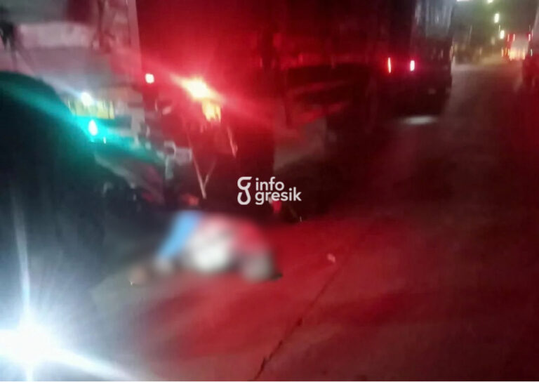 Tabrak Truk Gandeng yang Parkir di Duduksampeyan Gresik, Pemotor Asal Benjeng Meninggal Dunia Kondisi pengendara sepeda motor yang menabrak truk gandeng yang sedang parkir di Desa Samirplapan, Kecamatan Duduksampeyan. (Foto: Ist/Infogresik)