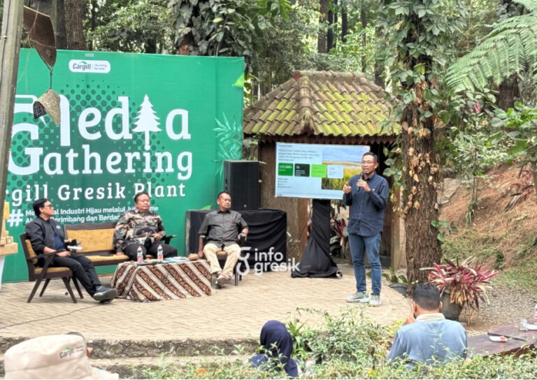 Admin & Relations Manager PT Cargill Indonesia Adi Suprayitno, Kabid Pengendalian Pencemaran dan Kerusakan DLH Gresik Jauzi, serta Ketua PWI Jatim Lutfil Hakim. (Foto: Khanif Rosidin/Infogresik)